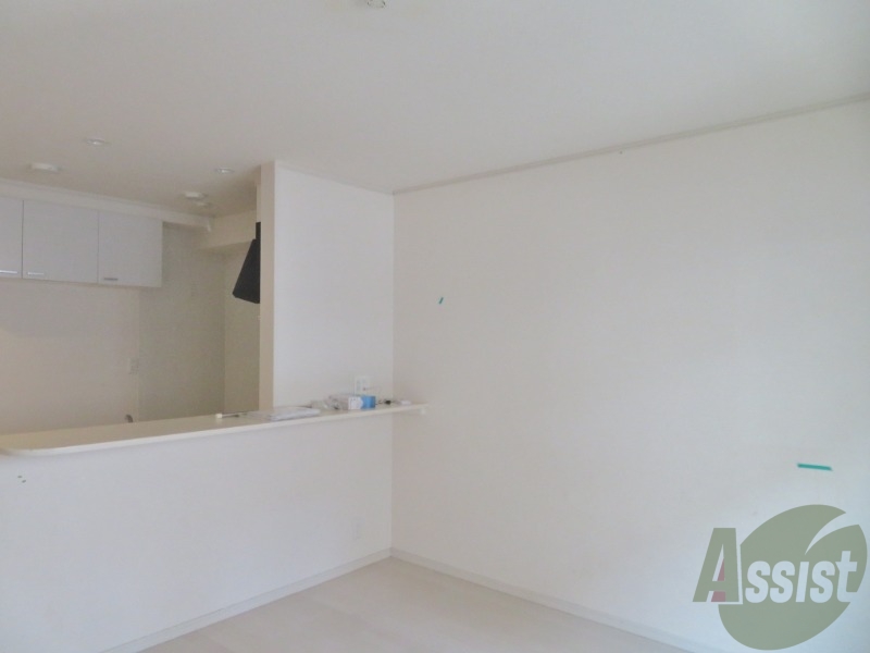 居室・リビング　広々として、家具関係も問題なく置けそうですね。