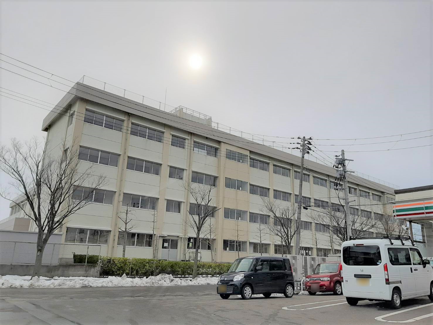 中学校　新潟市立小新中学校（中学校）まで356m