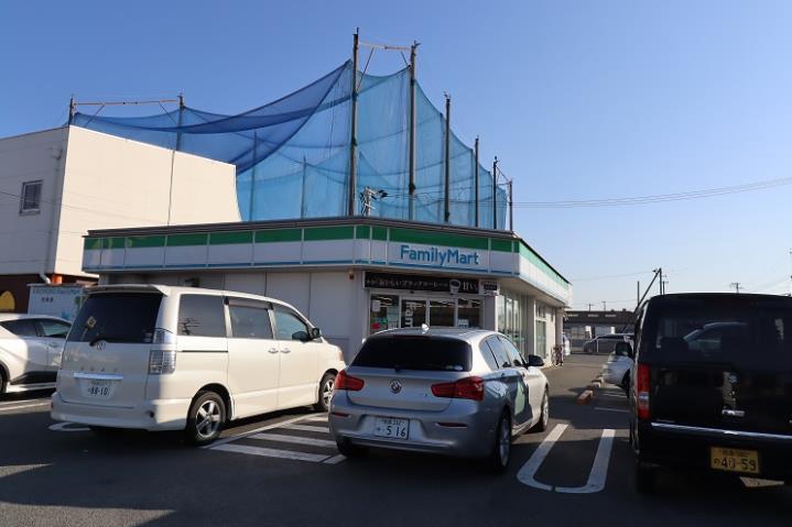 コンビニ　ファミリーマート（コンビニ）まで1636m