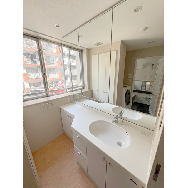 洗面設備　開放的な洗面所