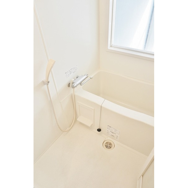 バス・シャワールーム　明るい浴室