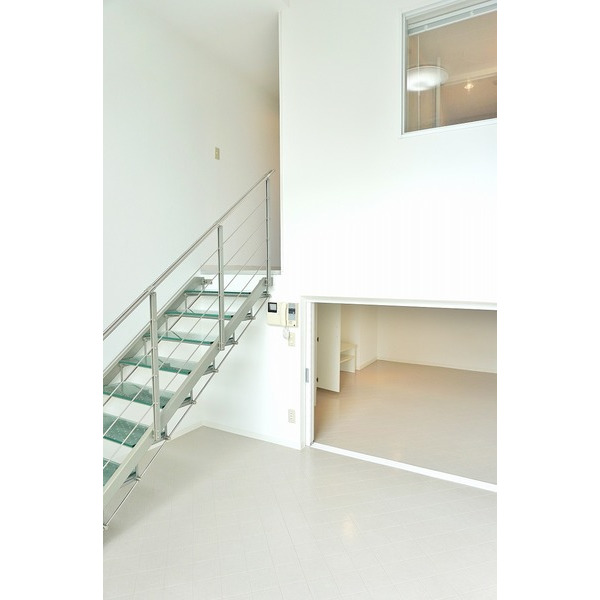 居室・リビング　室内に階段