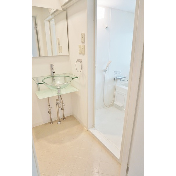 洗面設備　透明な洗面台