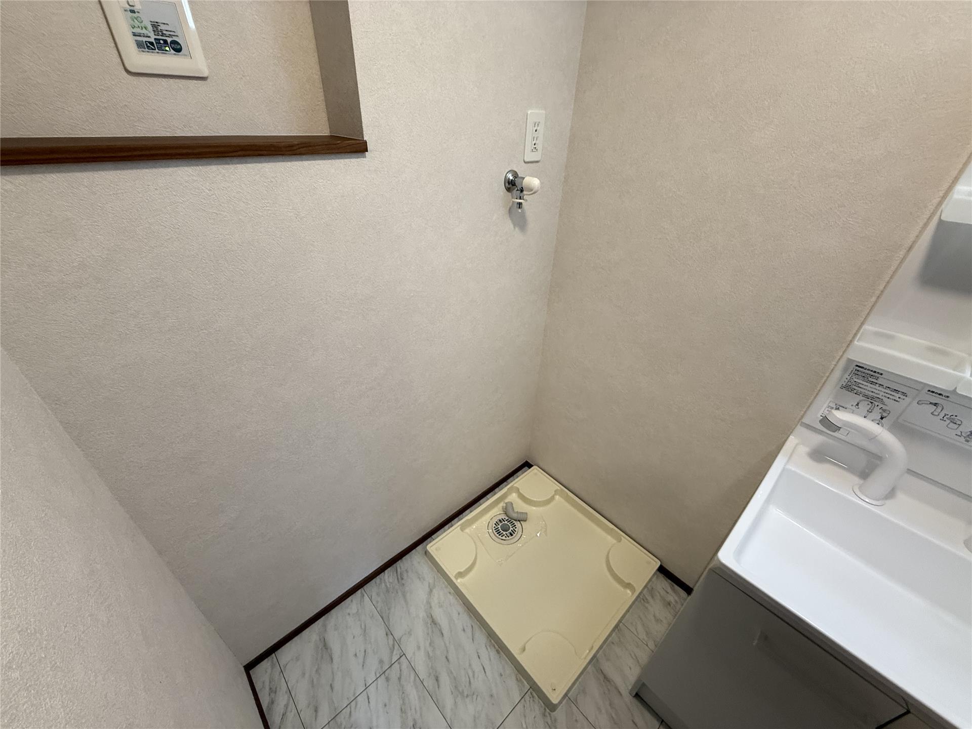 その他　おしゃれなニッチついている室内洗濯機置き場です。