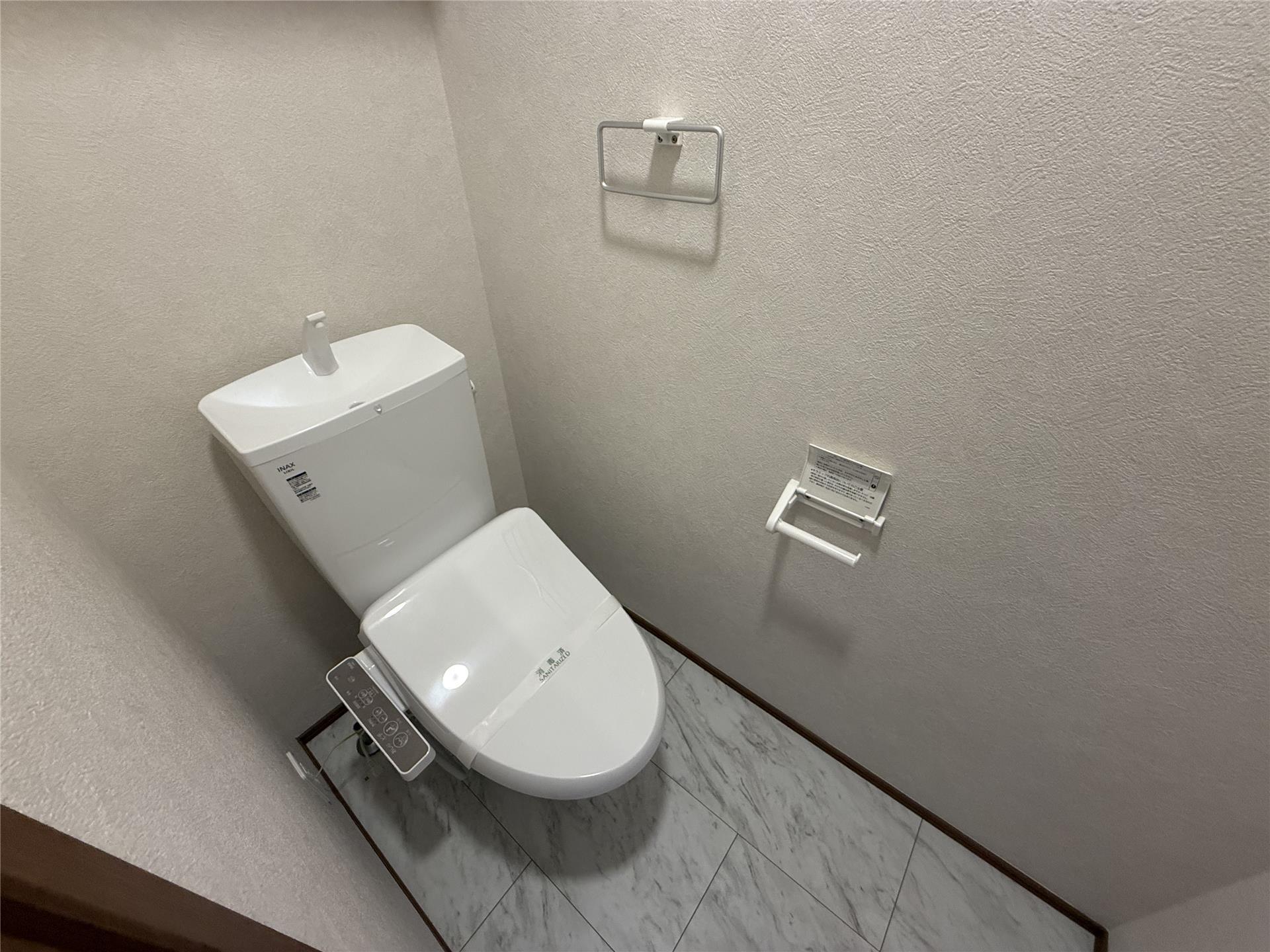 トイレ　寒い日も安心な温水洗浄便座です