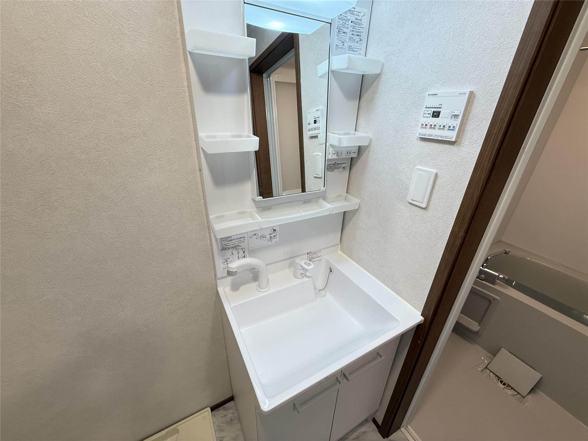 洗面設備　朝の身支度に嬉しい洗髪洗面化粧台です。便利な小物入れもたくさ