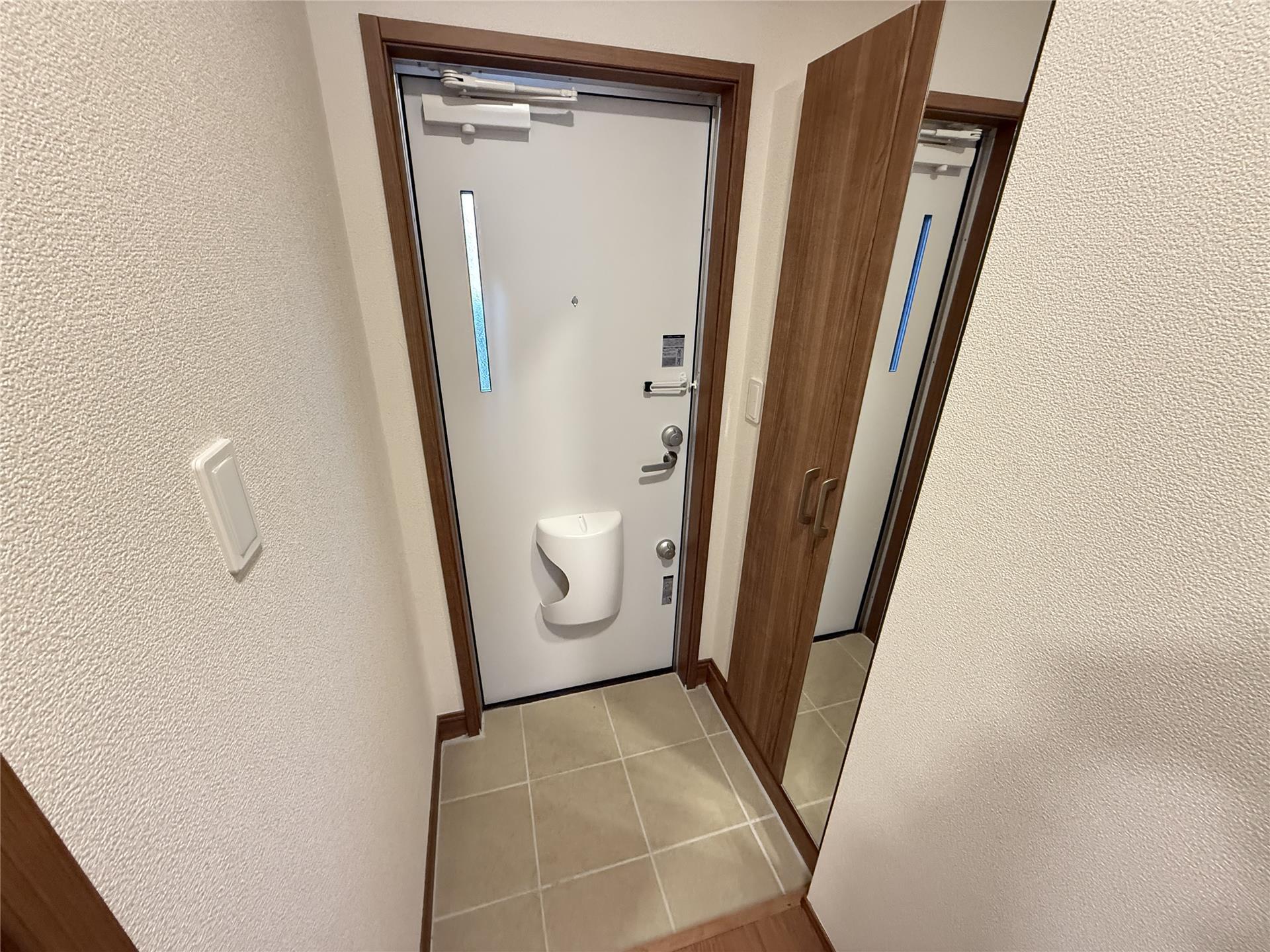 玄関　鏡付きのシューズボックスです。