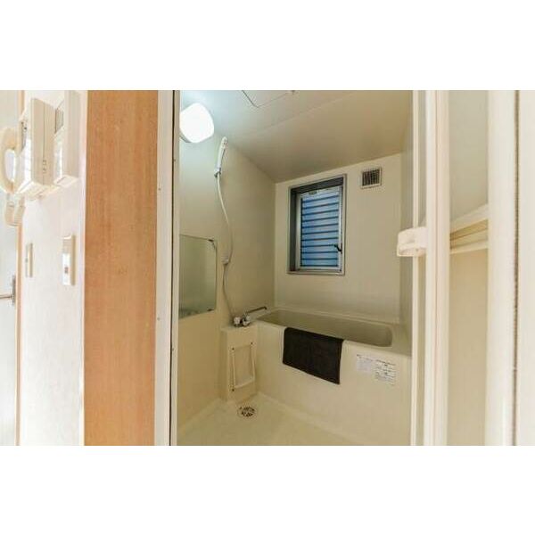 バス・シャワールーム　※写真は同じマンションの違う部屋のものになります。