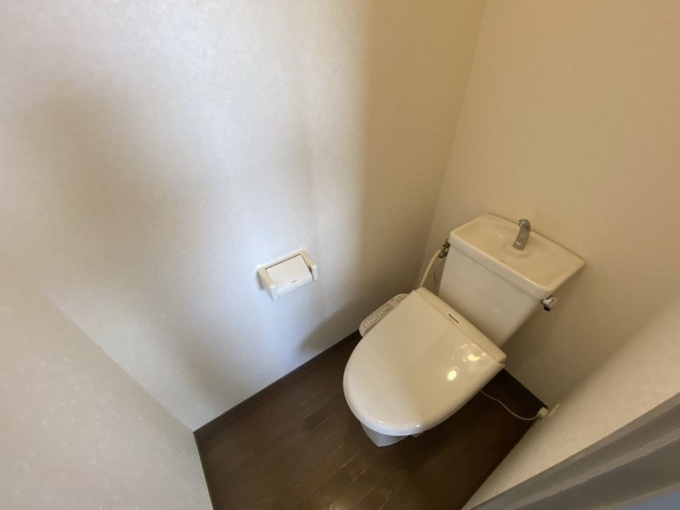 トイレ　温水便座付いています１