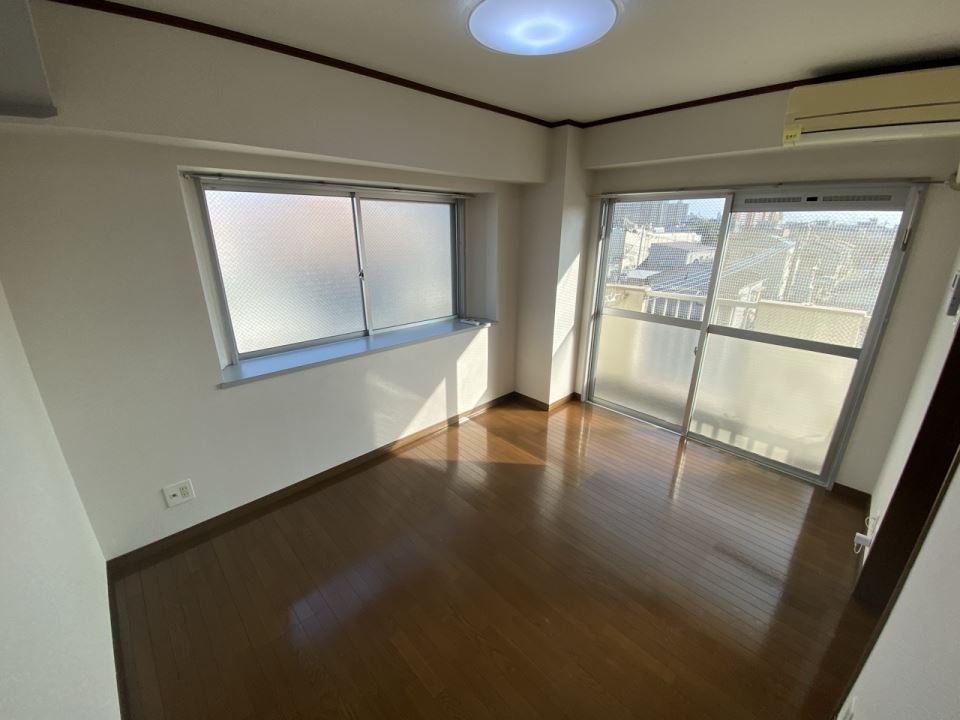 居室・リビング　出窓あり、小物置けます