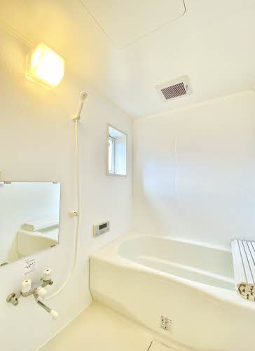 バス・シャワールーム　浴室乾燥機・追い焚き機能付き♪