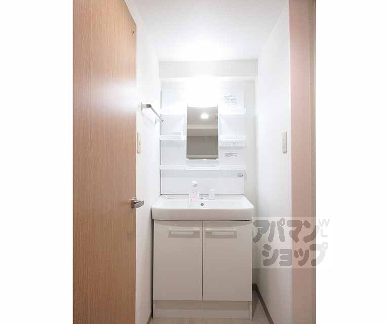 洗面設備　収納スペースがたくさん付いた洗面台です