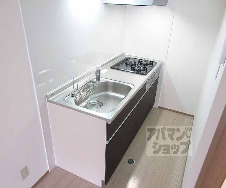 キッチン　収納棚付きのキッチンです