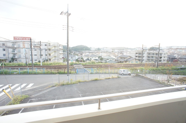 眺望　バルコニーからの景色です！圧迫感がないので暮らしやすい♪