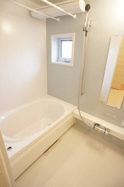 バス・シャワールーム　帰宅時間がずれても安心の追焚機能付バスルームです♪