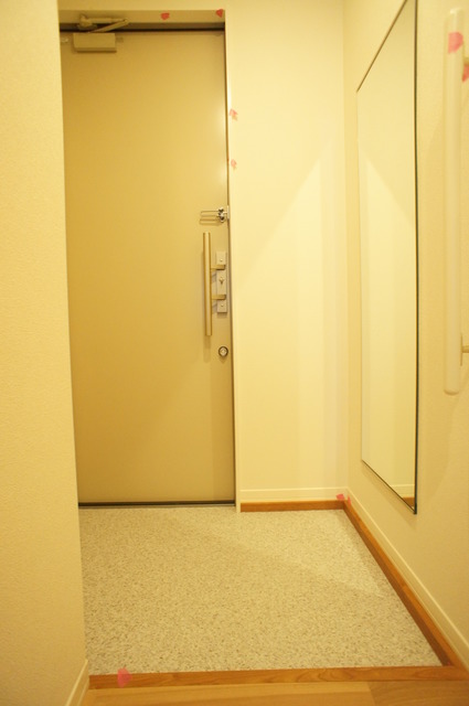 玄関　玄関には姿見があるので、お出かけ前にチェックできます♪