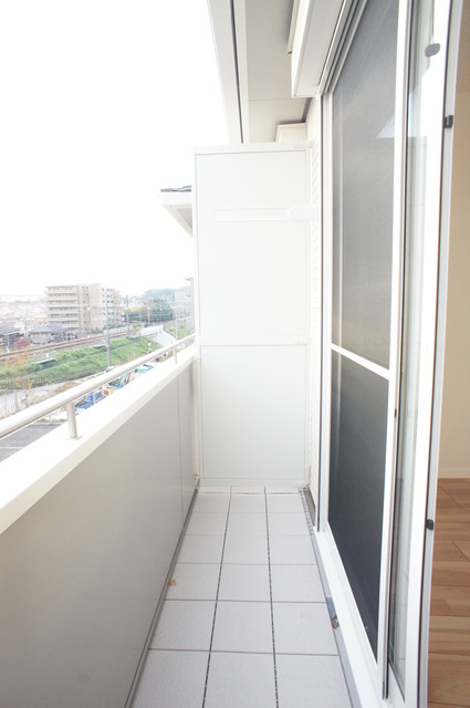 バルコニー　広々していると洗濯物を綺麗に並べられるので乾きやすそうですね