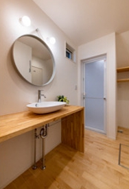 洗面設備　独立洗面台、小物を置くことができて便利です