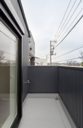 バルコニー　暖かな日差しのふりそそぐバルコニー