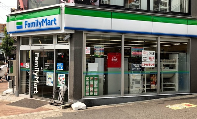 コンビニ　ファミリーマート玉造駅前店（コンビニ）まで736m