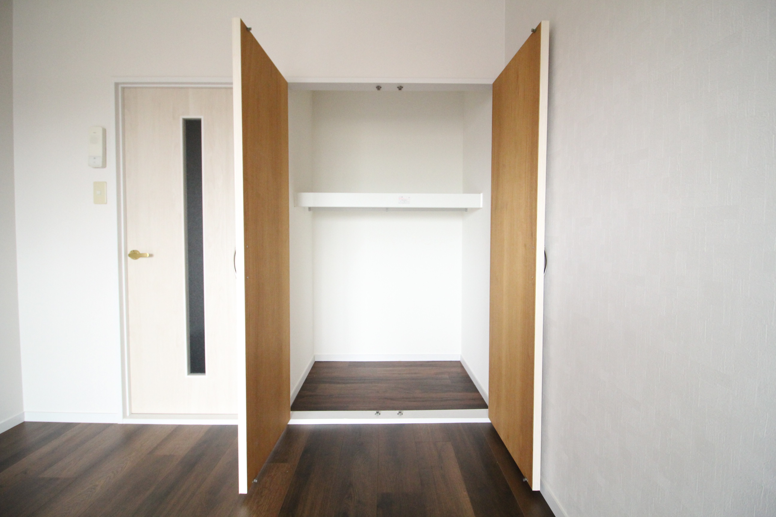 収納　ハンガー収納と棚収納に分かれた、使い勝手の良いクローゼット♪