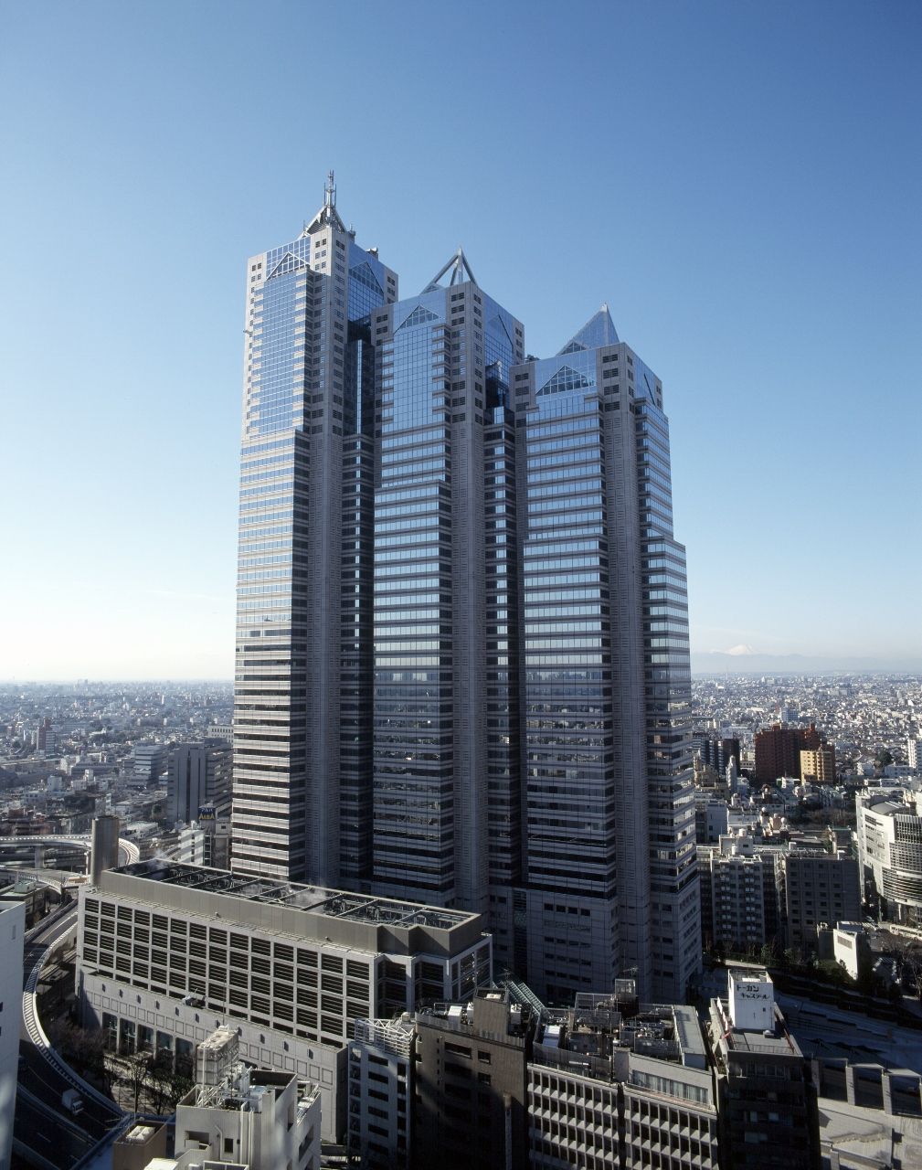 ショッピングセンター　東京オペラシティビル東京オペラシティタワー（ショッピングセンター）まで692m