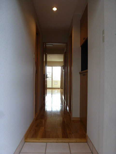 玄関　写真は107号室です