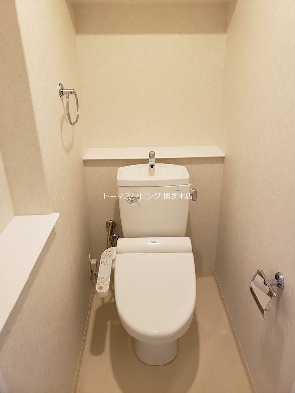 トイレ　別号室の参考写真になります。