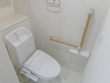 トイレ　温水洗浄便座付きのトイレです。