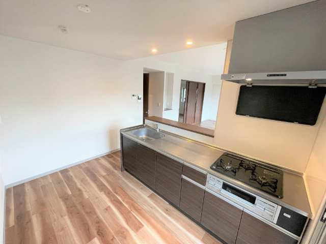 キッチン　３口ガスコンロのシステムキッチン