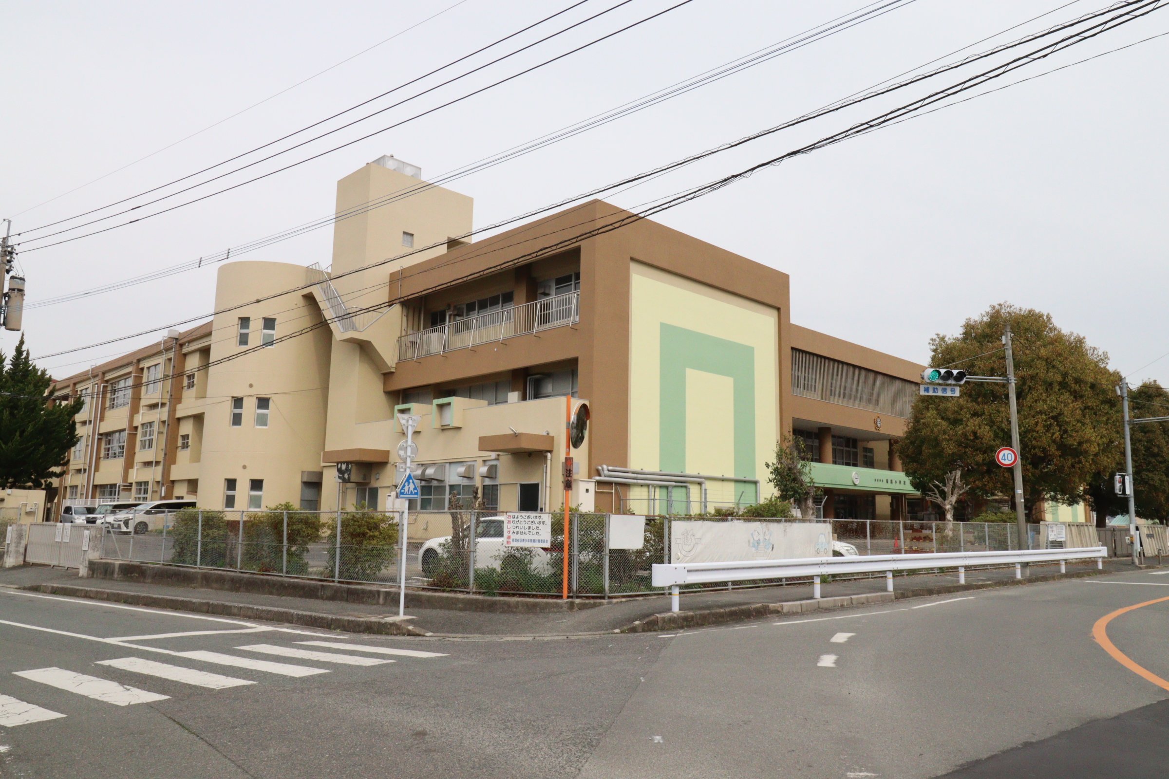 小学校　飯塚市立若菜小学校（小学校）まで333m