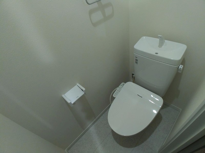 トイレ　※他号室の参考写真となります