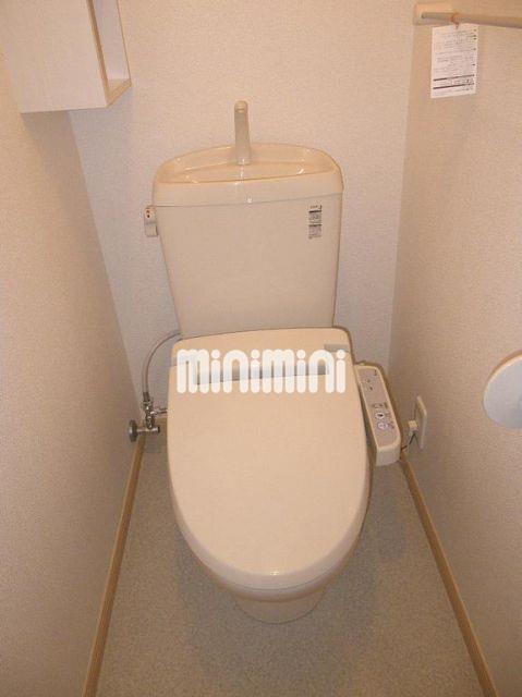 トイレ　清潔感ある温水洗浄便座。