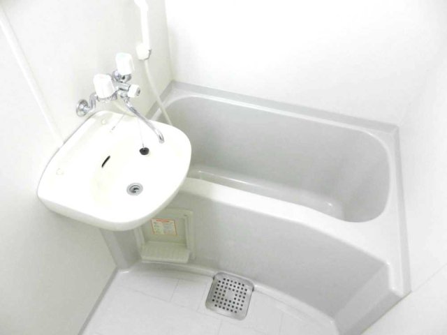 バス・シャワールーム　清潔感のあるお風呂。