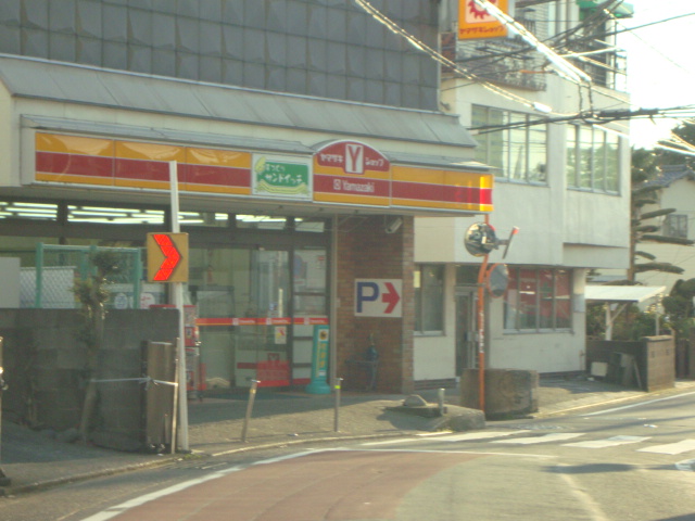 コンビニ　Ｙショップ（コンビニ）まで740m