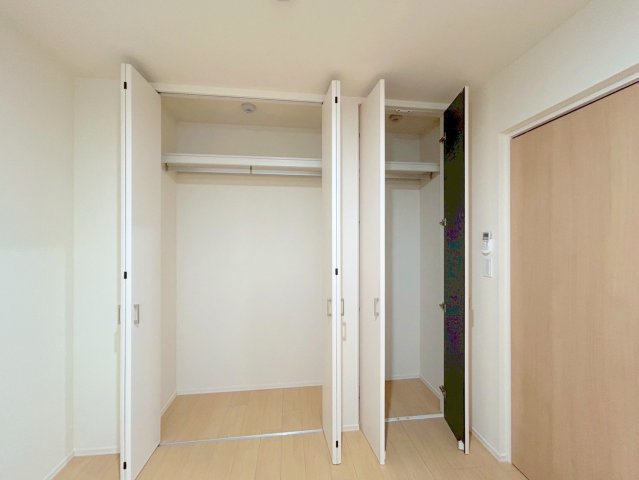 収納　★天井までの高さがあるダブルクローゼット★