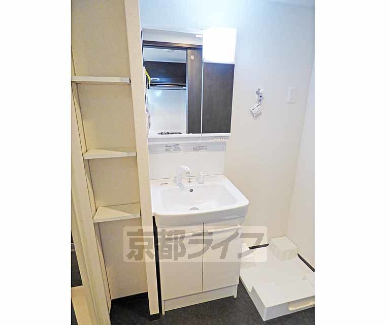 洗面設備　綺麗な洗面台です。