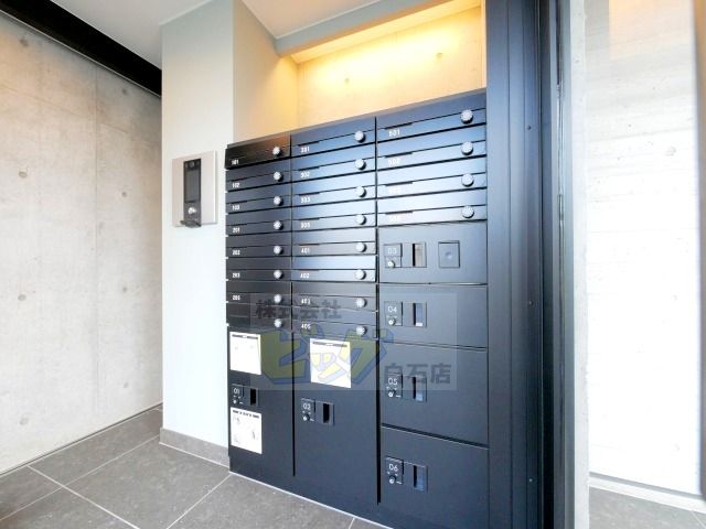 エントランス　留守中も荷物が受け取れて便利な宅配ＢＯＸ完備しています♪