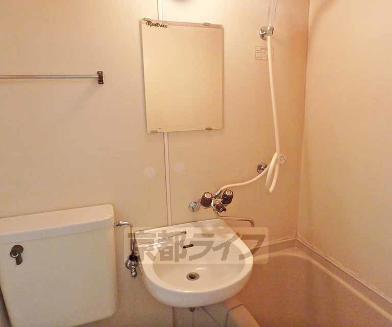 洗面設備　鏡もついてます