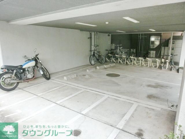 駐車場　車もバイクも置けます