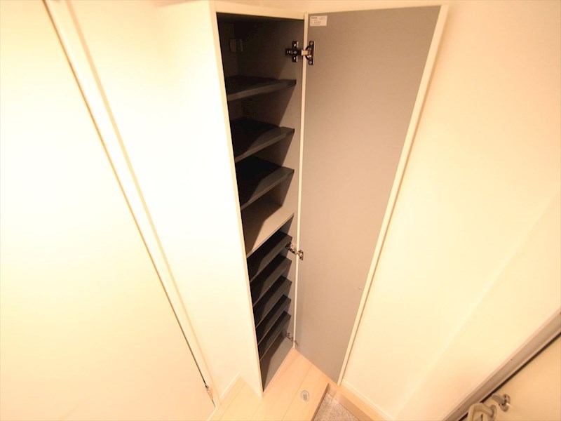 玄関　玄関　シューズボックス付（収納充実してます）