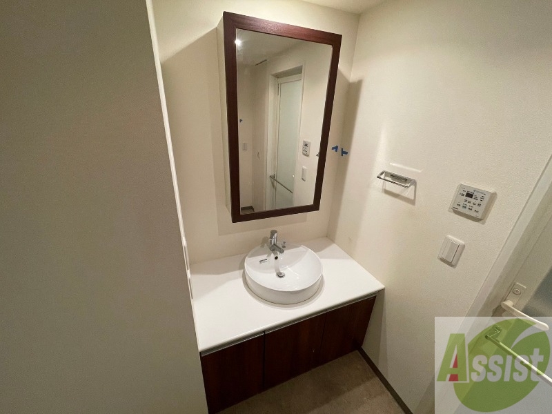 洗面設備　独立洗面台です。大きくてよいですね。シャンプーもできます。