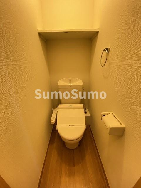 トイレ　落ち着いた色調のトイレです