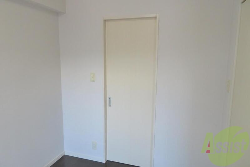 収納　ウォークインクローゼットにつながるドアなんですよ（笑）