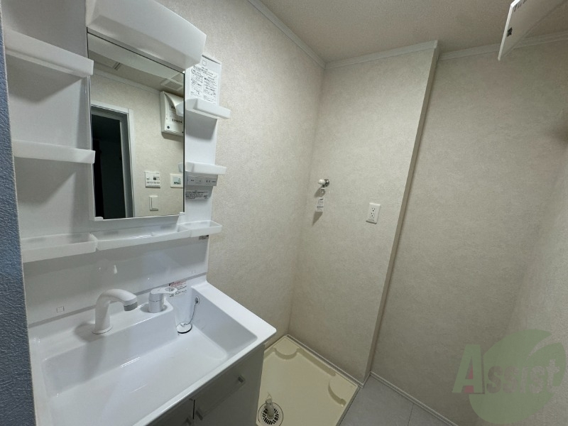 洗面設備　洗面所は独立しており、シャワー付きです。