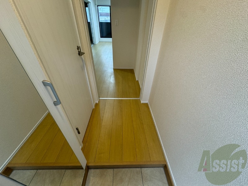 玄関　玄関から撮影しました。明るい印象ですね。