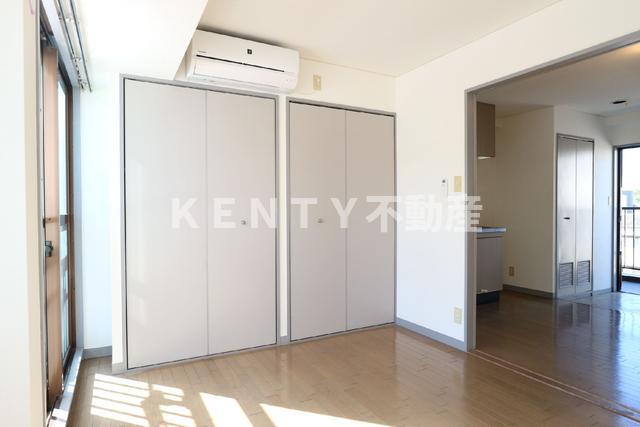 その他部屋・スペース　落ち着いた色調の寝室です