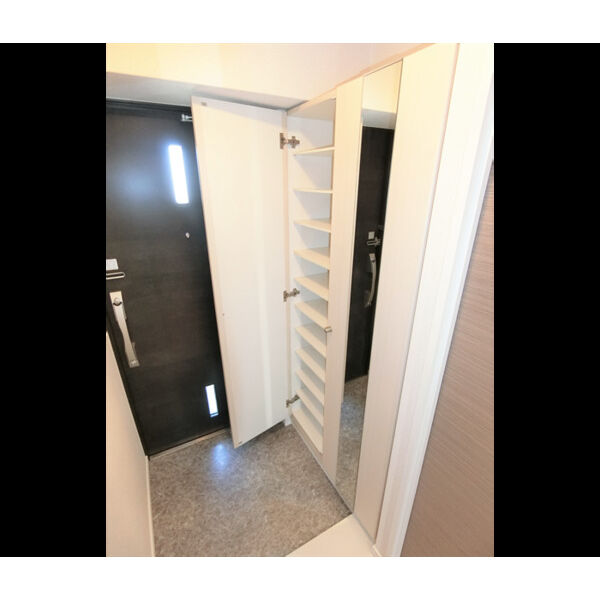 玄関　シューズボックス付きの玄関です☆