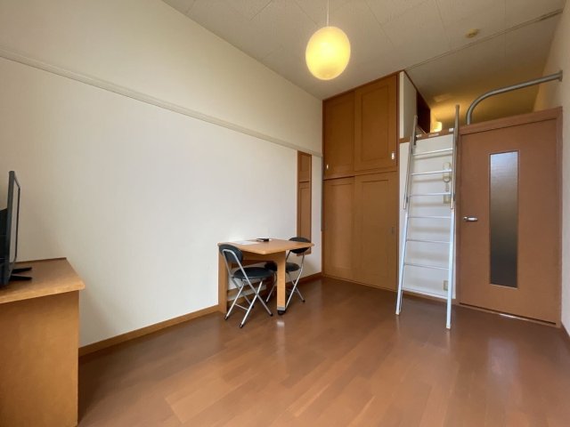 居室・リビング　こちらのリビングで趣味の時間をお楽しみください