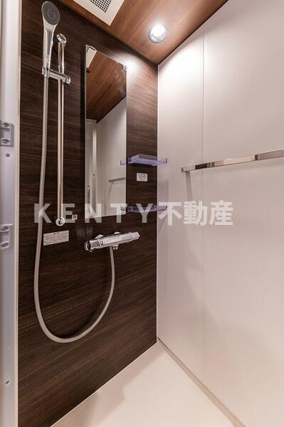 バス・シャワールーム　シャワーを浴びることができます